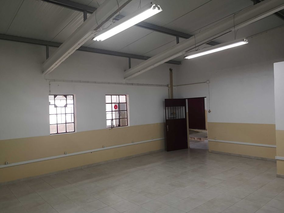 OPORTUNIDADE: Armazém com Potencial para Habitação Excelente oportunidade para investimento ou instalação do seu negócio.