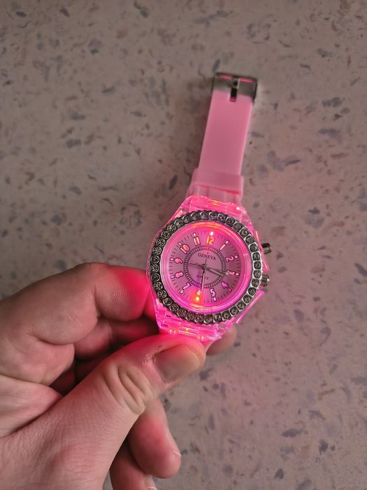 Nowy damski zegarek świeci różnymi kolorami