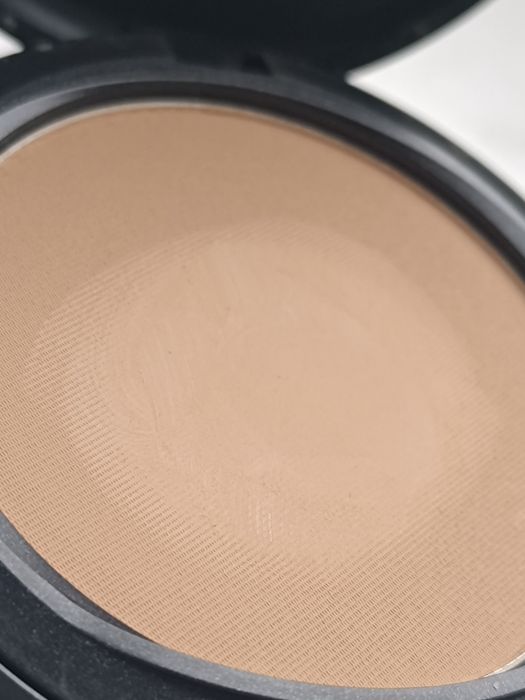 MAC 2w1 podkład i puder w kamieniu Studio Fix NC41