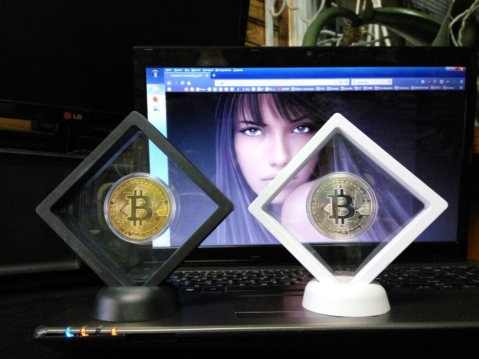 Bitcoin завис? Монета биткоин в рамке, создающей иллюзию невесомости.