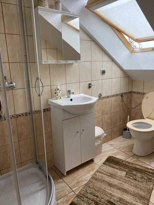 domek przy wyciągu narciarskim nad jeziorem, balia sauna okrągłe