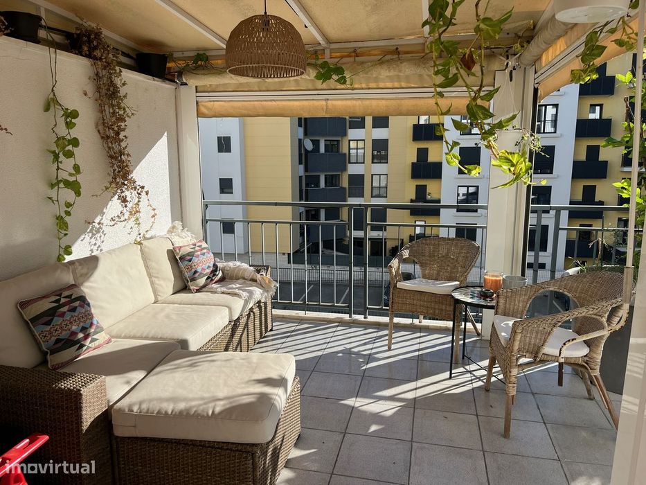 T2 com terraço de 65m2, box e arrecadação - Atalaia, Amadora