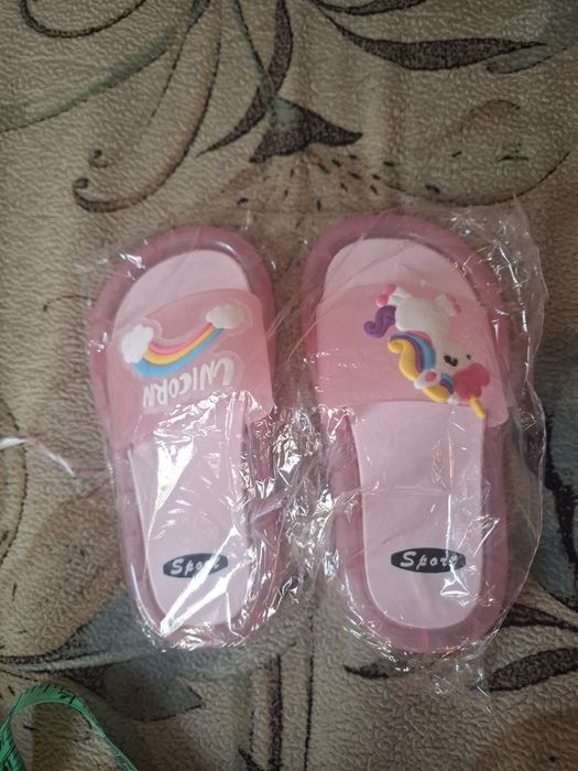 Сланці шльопки взуття на дівчинку світиться