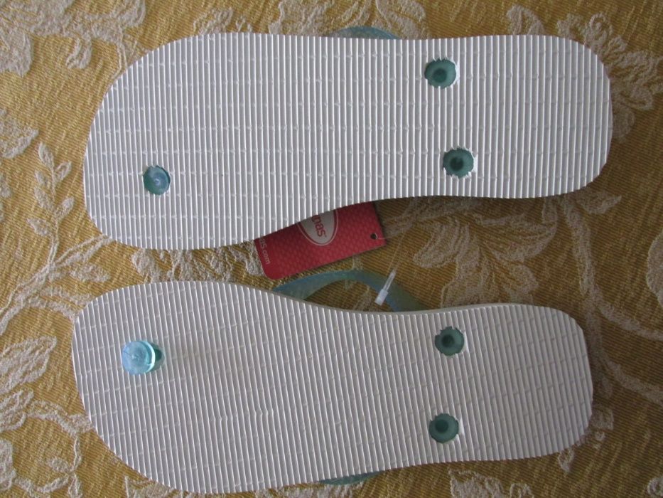 Havaianas em tons azuis e branco