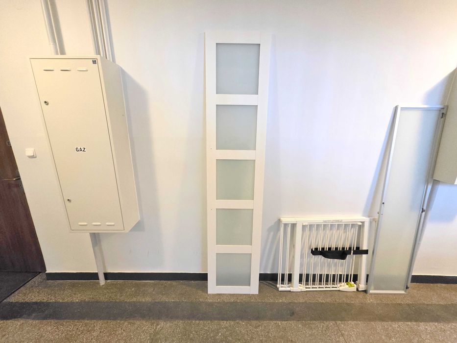 Drzwi do szafy IKEA PAX BERGSBO 236/50 cm, białe, okna ze szkła mat.