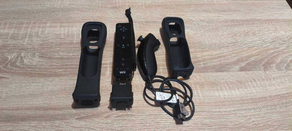 Nintendo Wii czarny Wii Remote + Nunchuk + Motion Plus + 2 etui