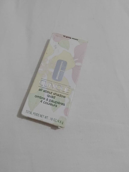 Paleta de sombras roxas da marca Clinique