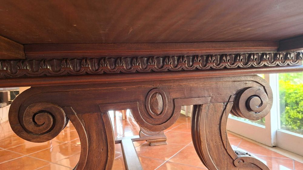 Mesa de Jantar – Madeira Maciça Trabalhada