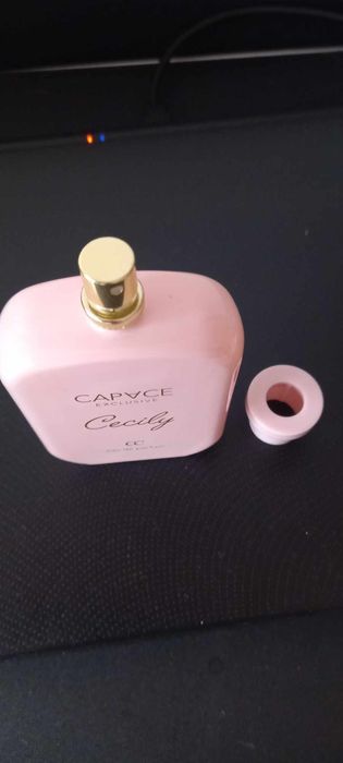 Perfumy damskie. Perfumy o słodkim zapachy. Piękne perfumy