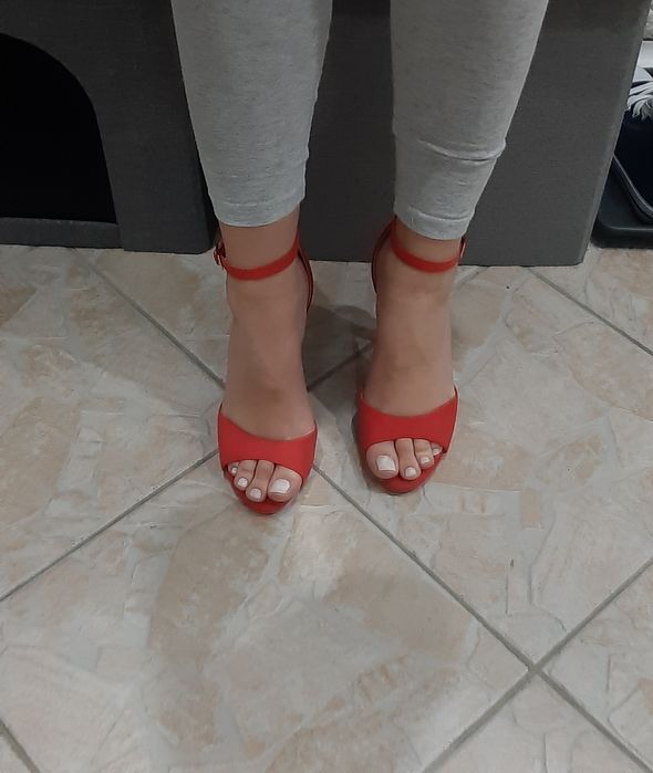 Eleganckie Buty kolor malinowy, rozmiar 37