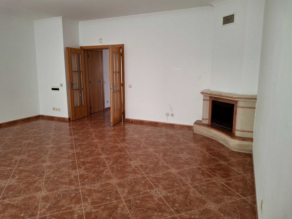 Moradia v3 com suite e terraço  para arrendar