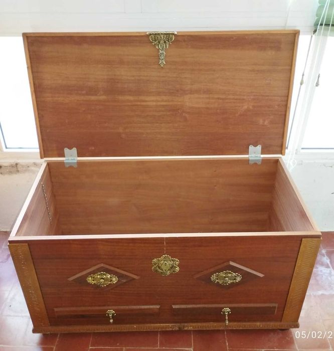 Arca em madeira trabalhada, com embutidos em latão dourado