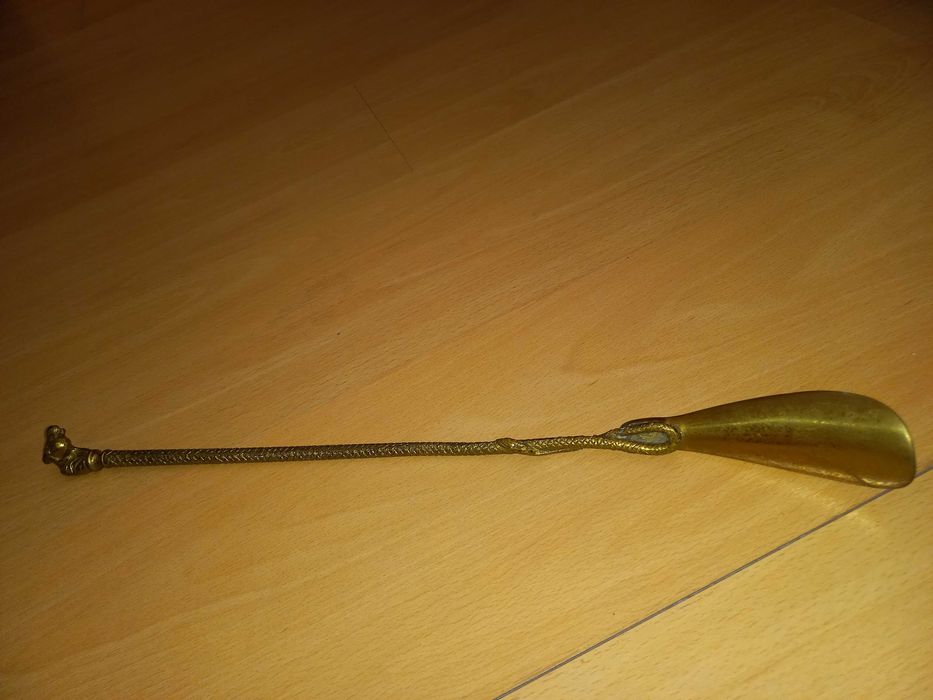Calçadeira latão com apontamento cavalo