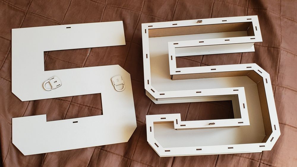 Подарункова коробка у формi цифри 5.