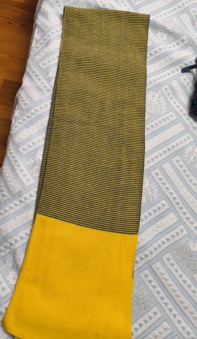 Cachecol amarelo com riscas azuis