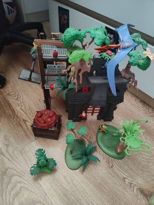 Zestaw dinozaurów z wieza