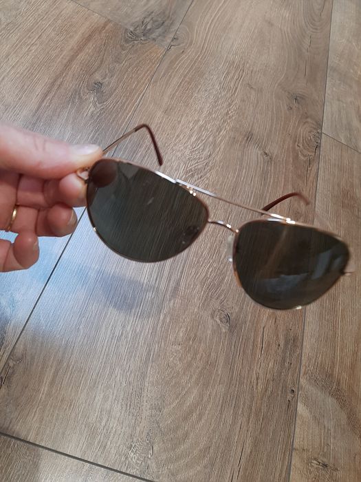 Okulary słoneczne lenonki w złotej oprawie szyk i elegancja