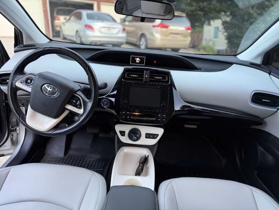 Toyota Prius Prime Plus      2017