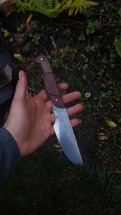 Ręcznie wykuty nóż myśliwski/ ręcznie rzeźbiona rękojeść. Knifemaking