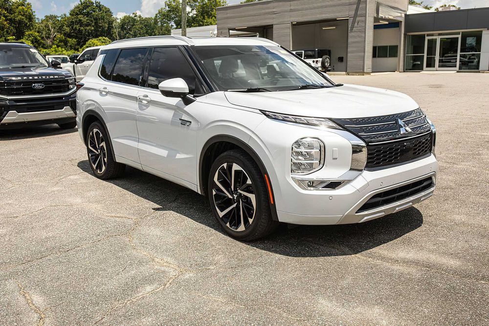 Mitsubishi Outlander SEL S-AWC      2023