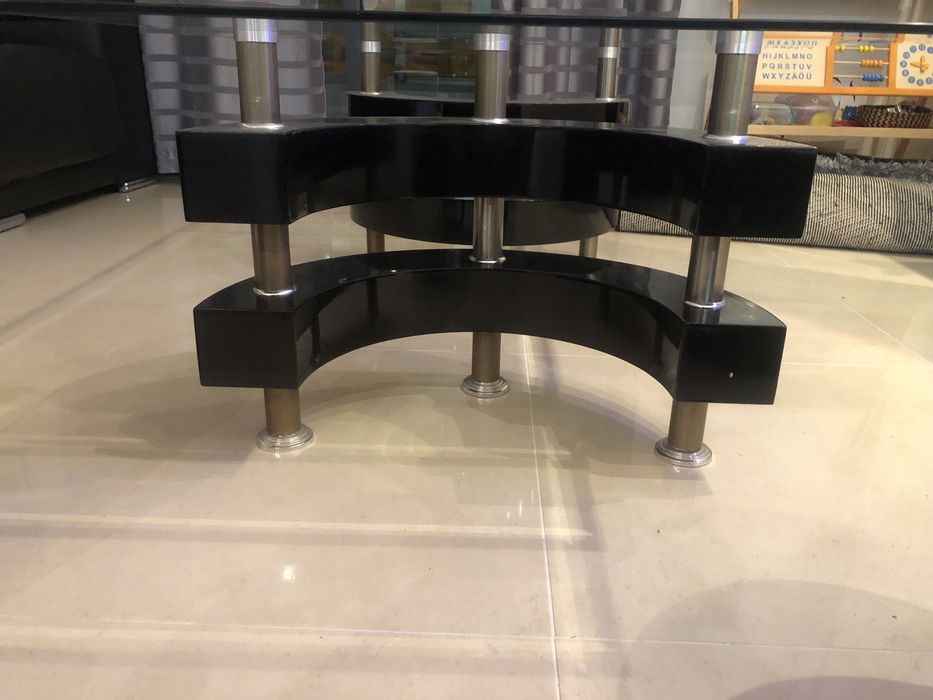 Mesa de vidro sala com 2 bancos em bom estado
