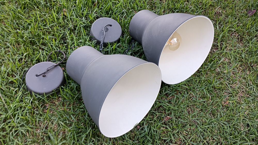 Par de candeeiros suspenso modelo HEKTAR do IKEA.  
​Design: Inspirado em candeeiros
​Acabamento: Metal com revestimento em pó na cor cinzento-escuro/