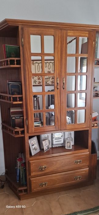 Estante em madeira cor cerejeira