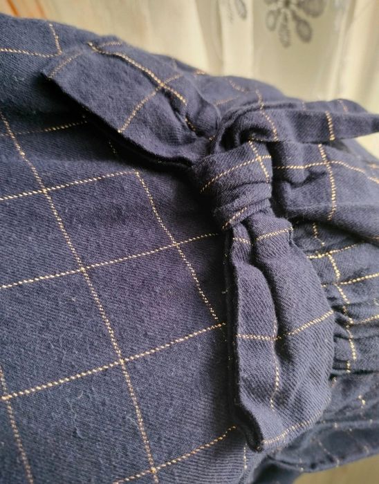 Elegancka sukienka ze złotą nitką rozmiar 98 cm