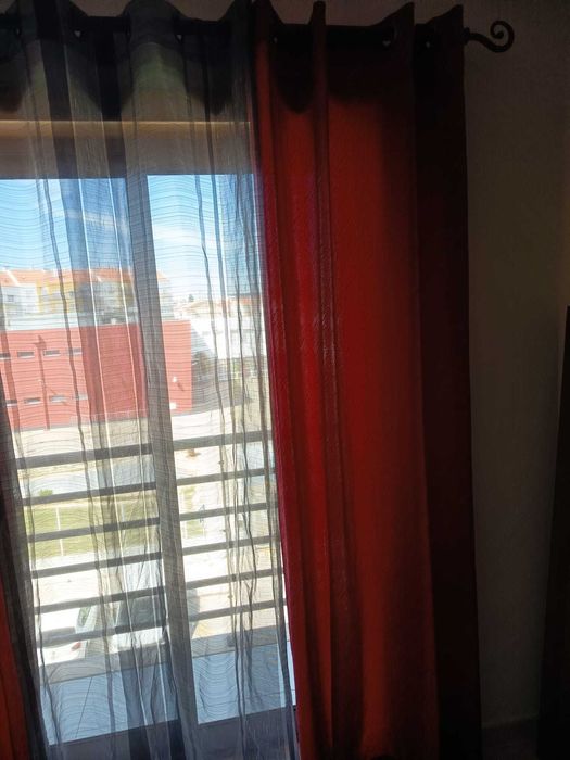 Cortinados opacos Vermelho/Bordeaux e transparentes em tons de cinzento
