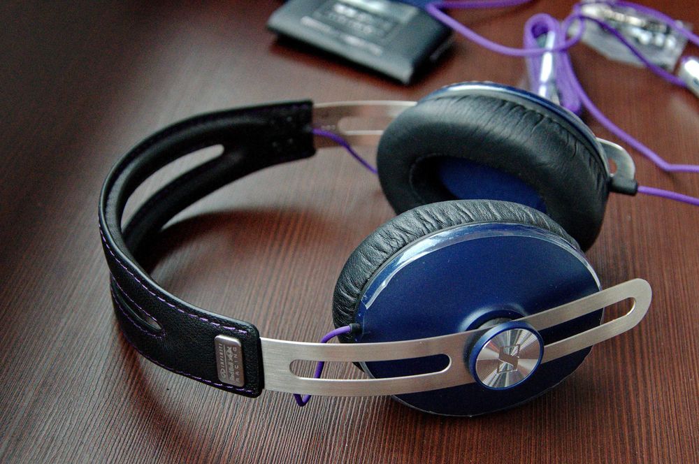 Навушники Sennheiser Momentum Red Bull Racing Edition - такі самі як у Себастьяна Веттеля і Марка Уеббера. Єдині в Україні.