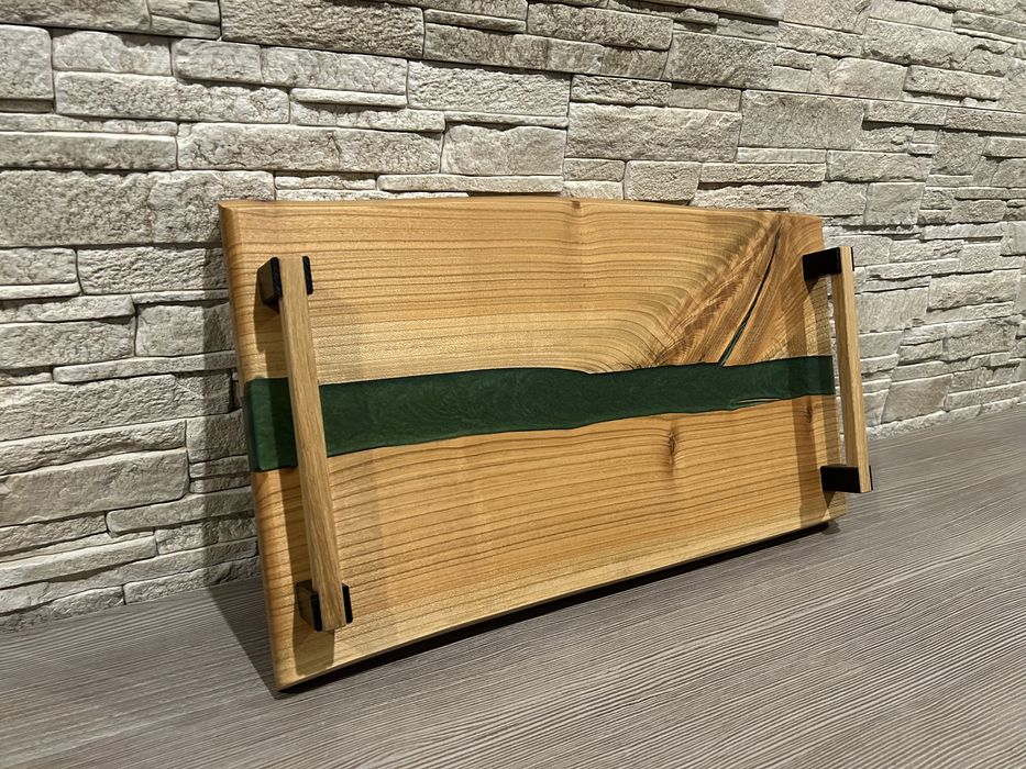 Tacka do serwowania z elementami żywicy epoksydowej