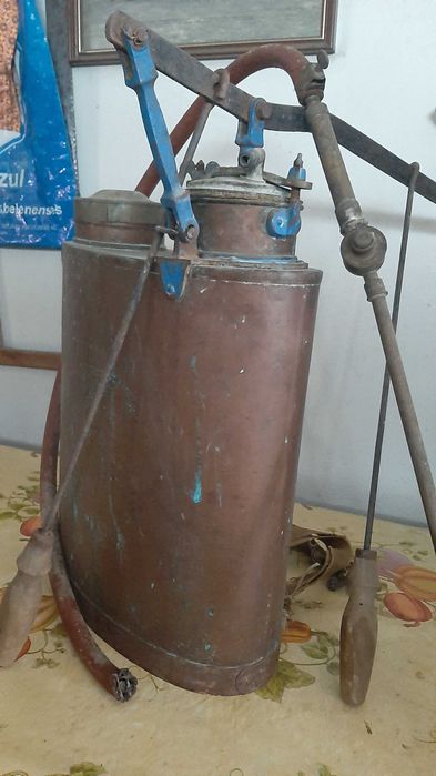 Pulverizador antigo de cobre