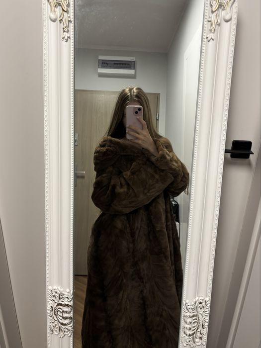 Elegancka długa szuba z naturalnego futra