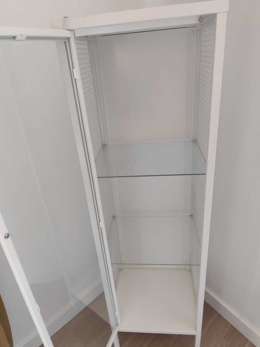 vitrine branca com prateleiras em vidro
