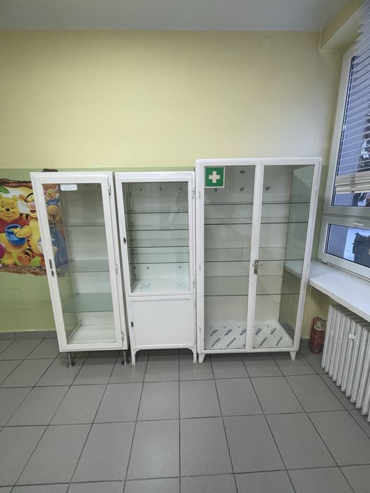 Szafa medyczna przeszklona