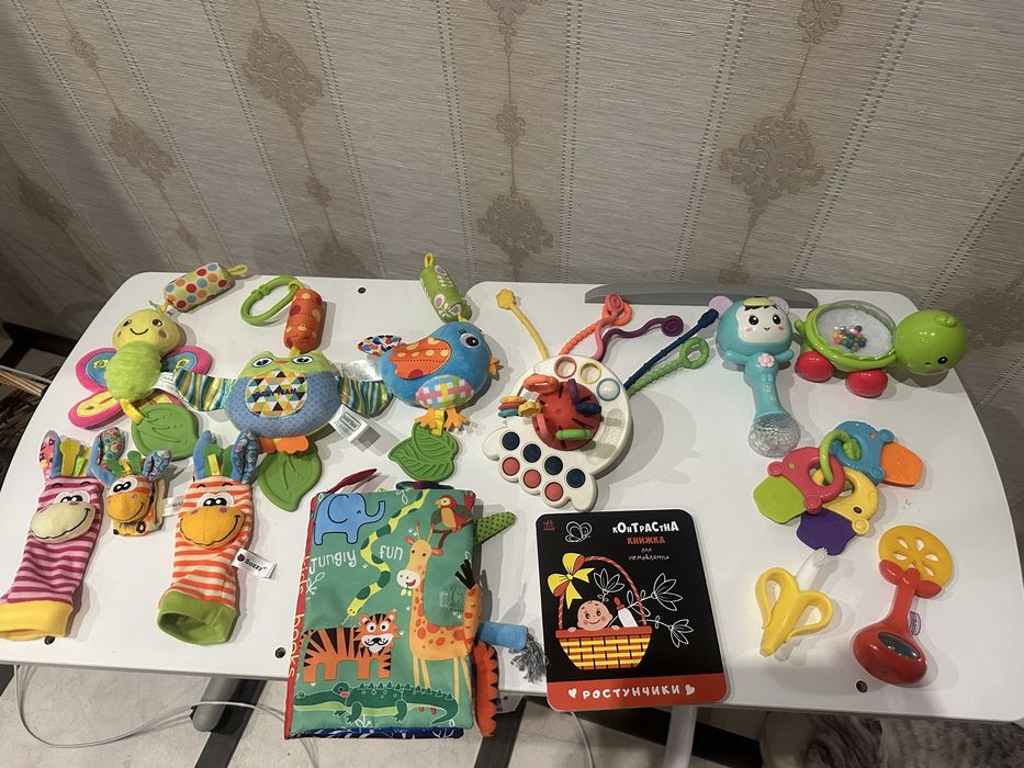 Перші іграшки малюка для розвитку та сенсорики