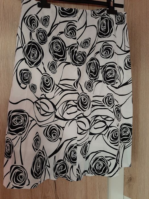 Oddam za darmo.Spódnica biała w  czarne wzorkirozm.M