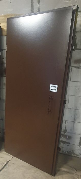 Металические двери для подсобных помещений