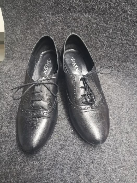 Sapatos pretos de senhora nr. 39