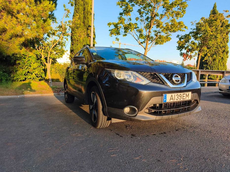 Nissan Qashqai 1.5 dCi Tekna preto com teto panorâmico