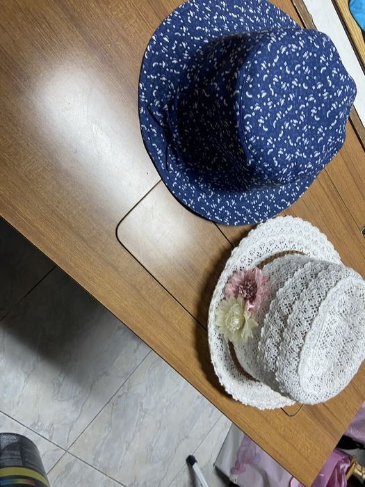 Dois chapeus de menina