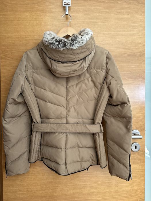 Casaco impermeável de penas com capuz