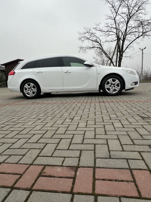 Продам опель інсігнія 2011 .