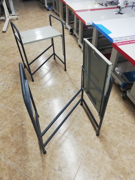 Mesas de apoio e cestos plásticos para confecção