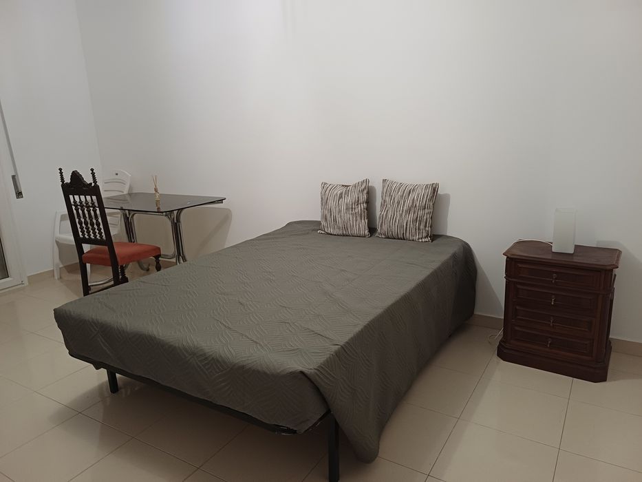 ALUGO QUARTO com Varanda - Moita