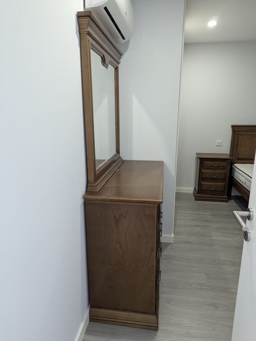 Cómoda de quarto com espelho