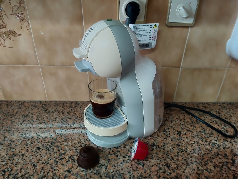 Máquina de café Dolce Gusto cafeteira Krups casa quarto apartamento vivenda escritório gabinete carro cozinha.