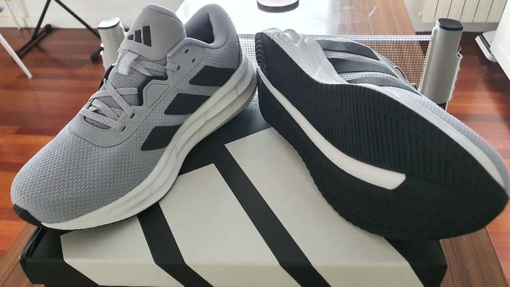 Sapatilhas Adidas, novas em caixa a estrear, 43