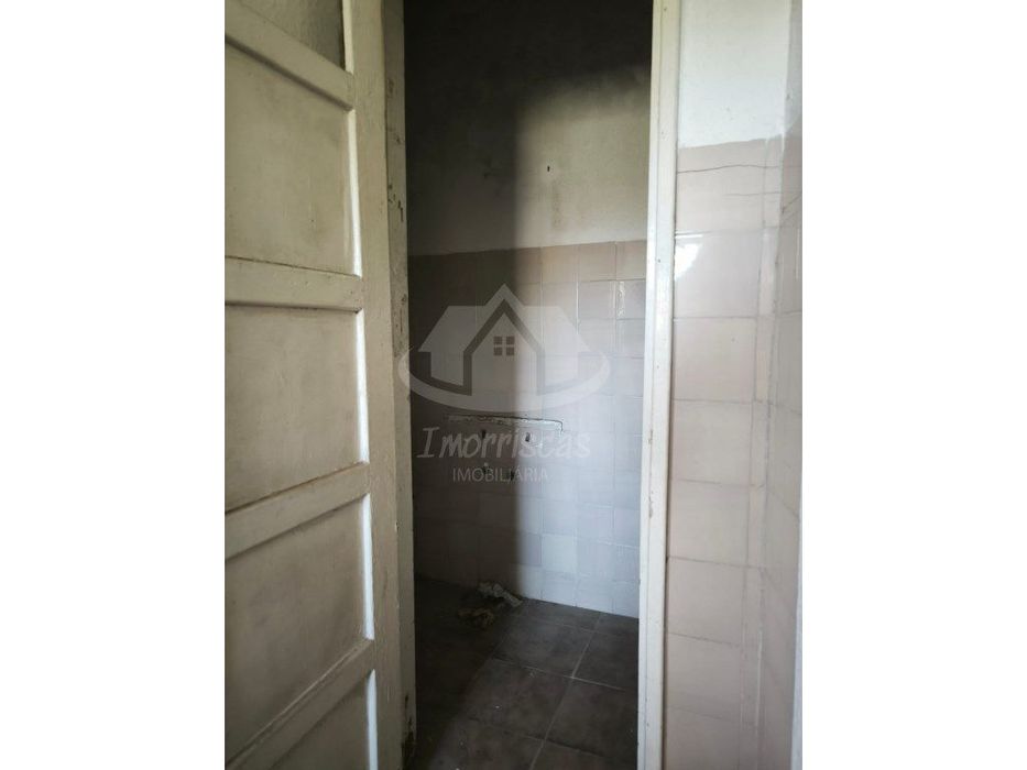 Prédio de 2 pisos para remodelação no Bairro de São João em Camarate