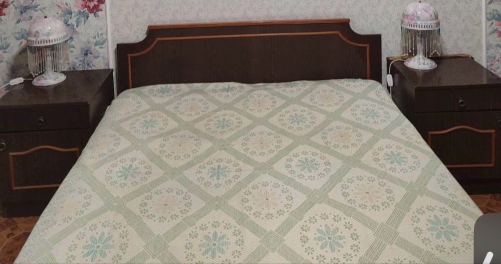 Ліжко прикроватні тубмочки матрас комплект меблів